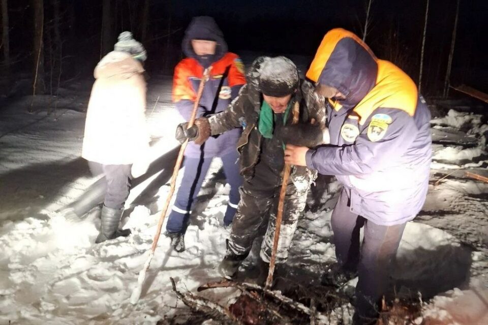 Спасатели эвакуировали двух человек из снежной пурги в Верхневилюйском районе Якутии