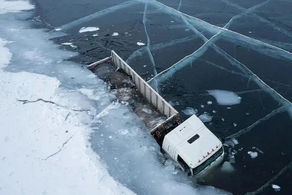 Грузовик провалился под лед в Среднеколымском районе Якутии