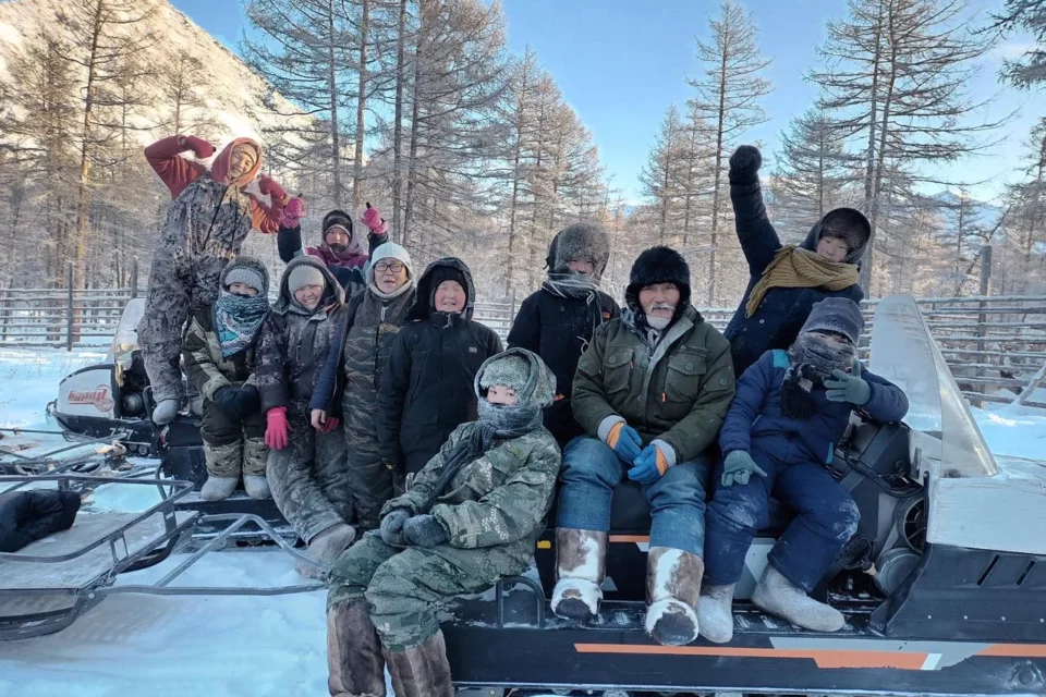 Внуки оленеводов в Момском районе устроили гонки на санках за живого оленя