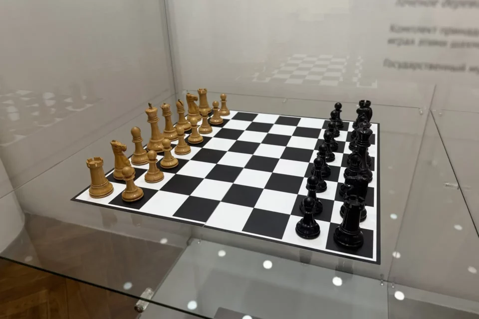 В Якутске открыли выставку «Шахматы поставлены, игра начнется завтра»