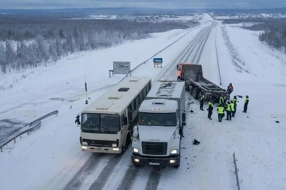 Вахтовый автобус и грузовик попали в ДТП в Якутии