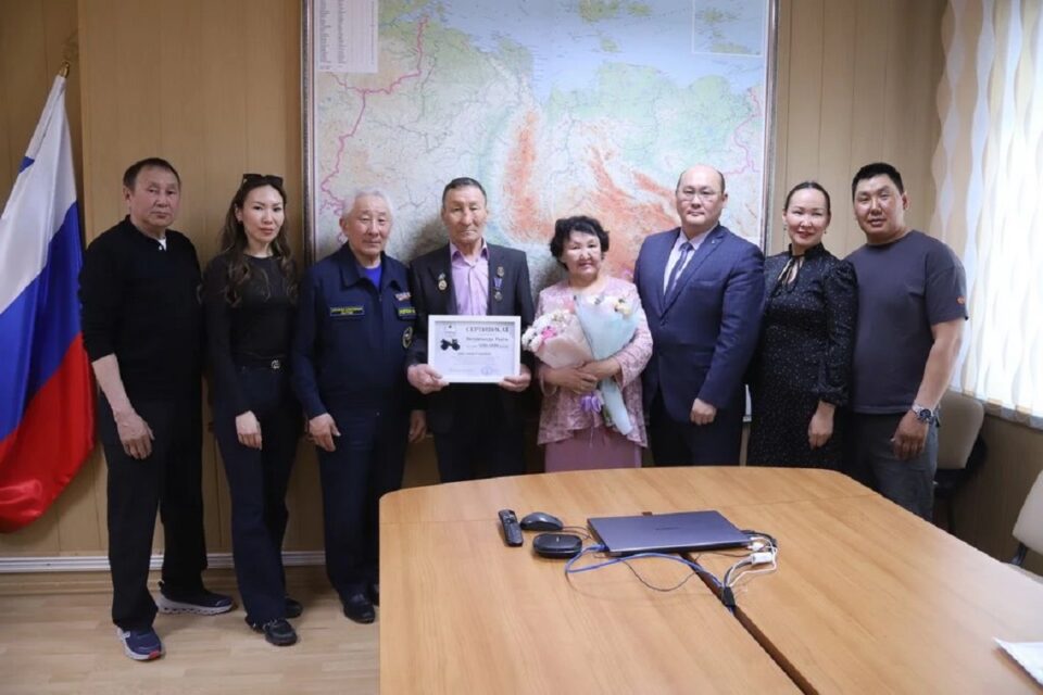 Супругов из Якутии наградили за спасение людей спустя почти девять лет