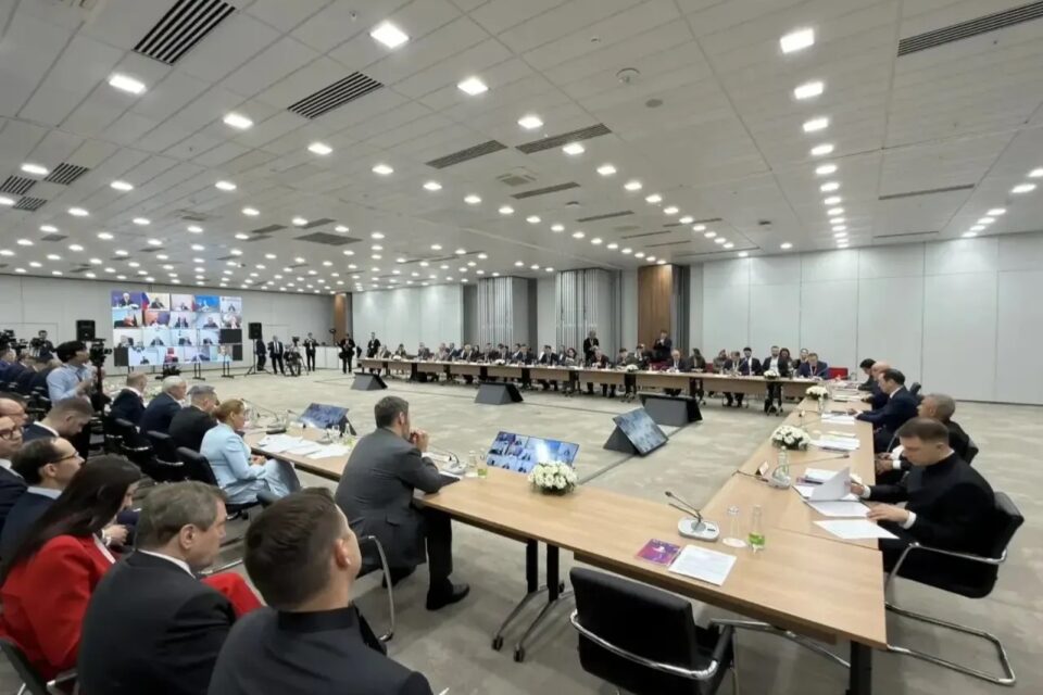 Айсен Николаев провел заседание комиссии Госсовета по энергетике