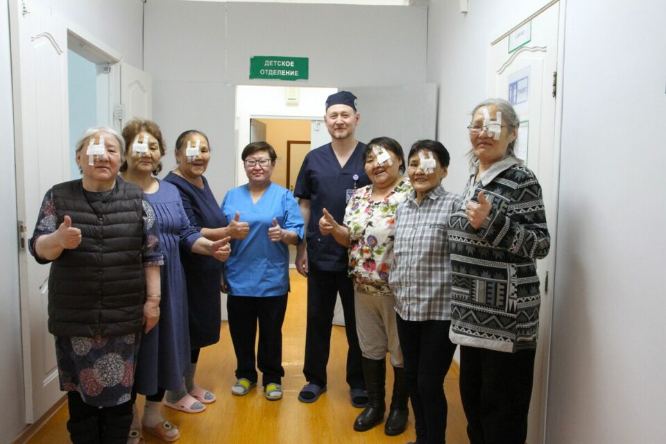 Мобильные офтальмологи провели операции в Оленекском районе. Самому старшему пациенту — 87 лет