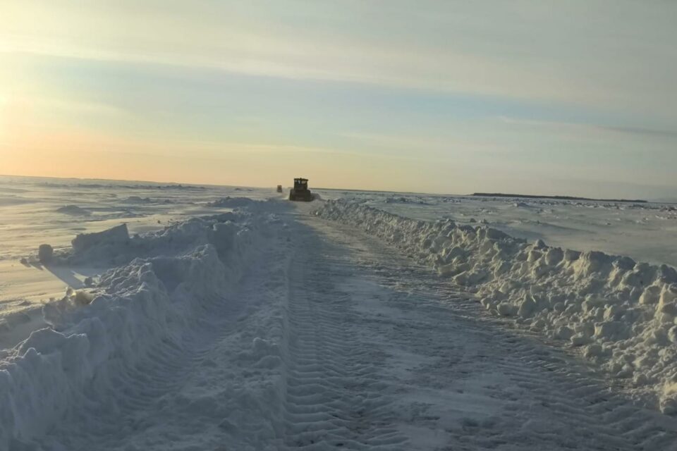 Заметенный зимник в Кобяйском районе расчищен дорожниками