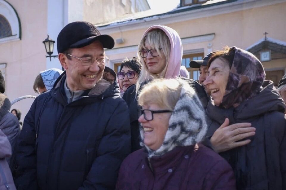 Айсен Николаев освятил пасхальные куличи в Преображенском соборе Якутска