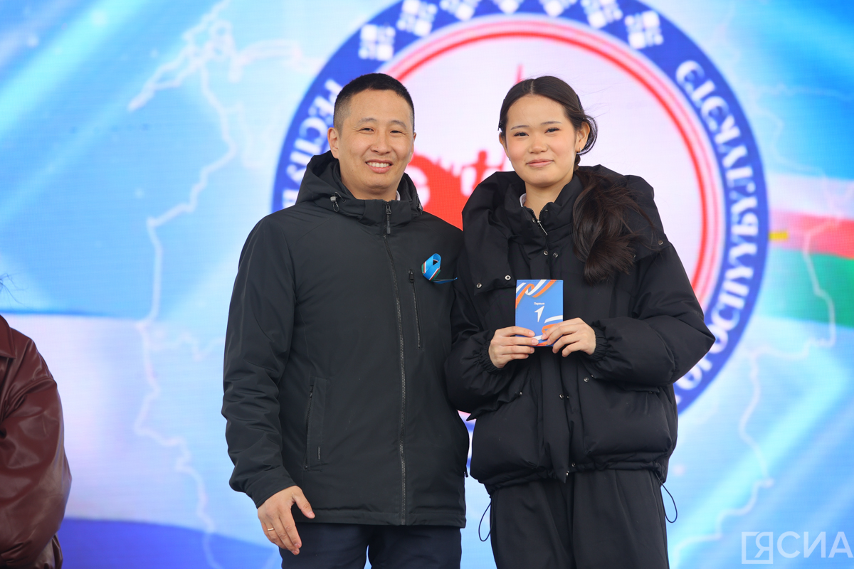 Отличившимся школьникам Якутска вручили паспорта в День республики