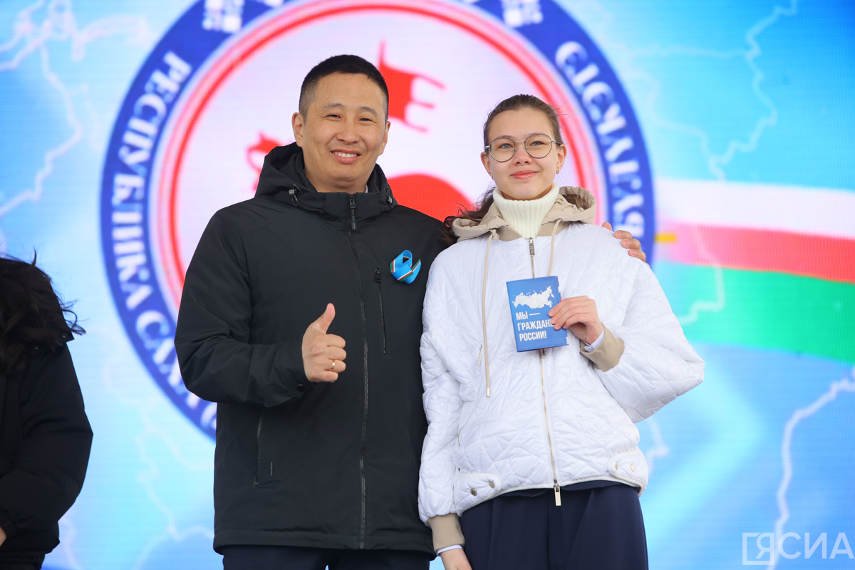 Отличившимся школьникам Якутска вручили паспорта в День республики