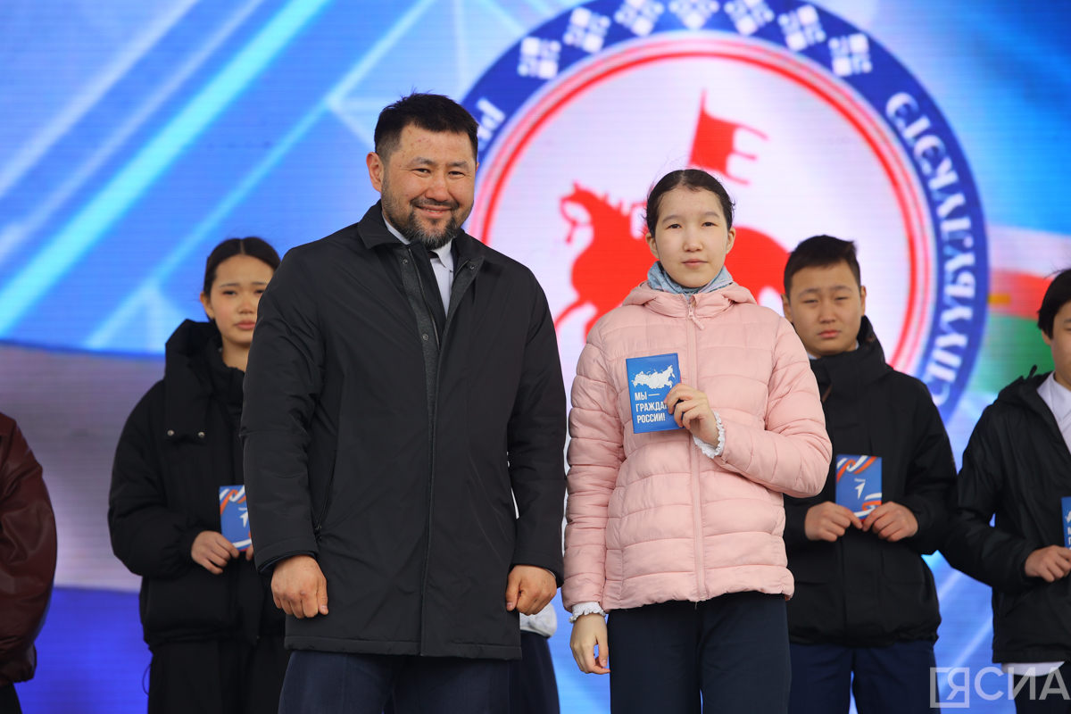 Отличившимся школьникам Якутска вручили паспорта в День республики