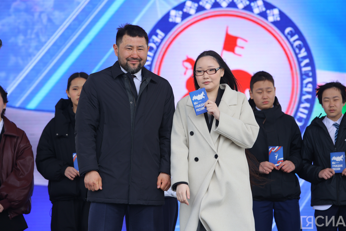 Отличившимся школьникам Якутска вручили паспорта в День республики