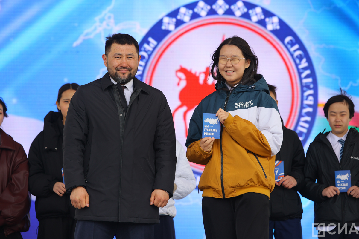 Отличившимся школьникам Якутска вручили паспорта в День республики