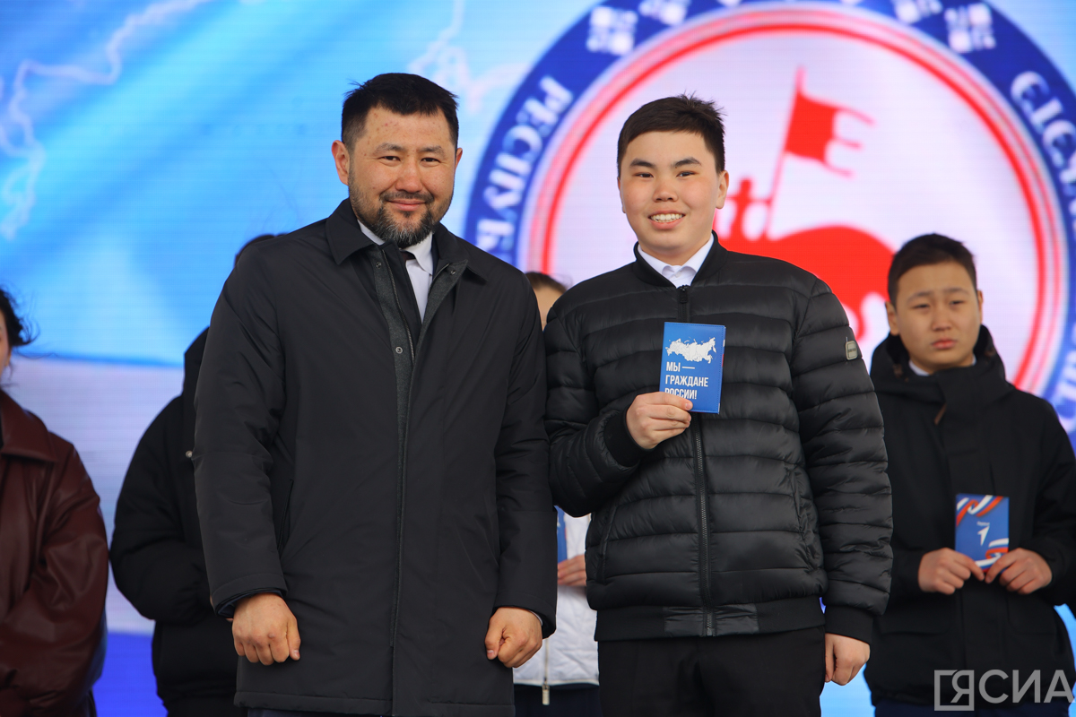 Отличившимся школьникам Якутска вручили паспорта в День республики