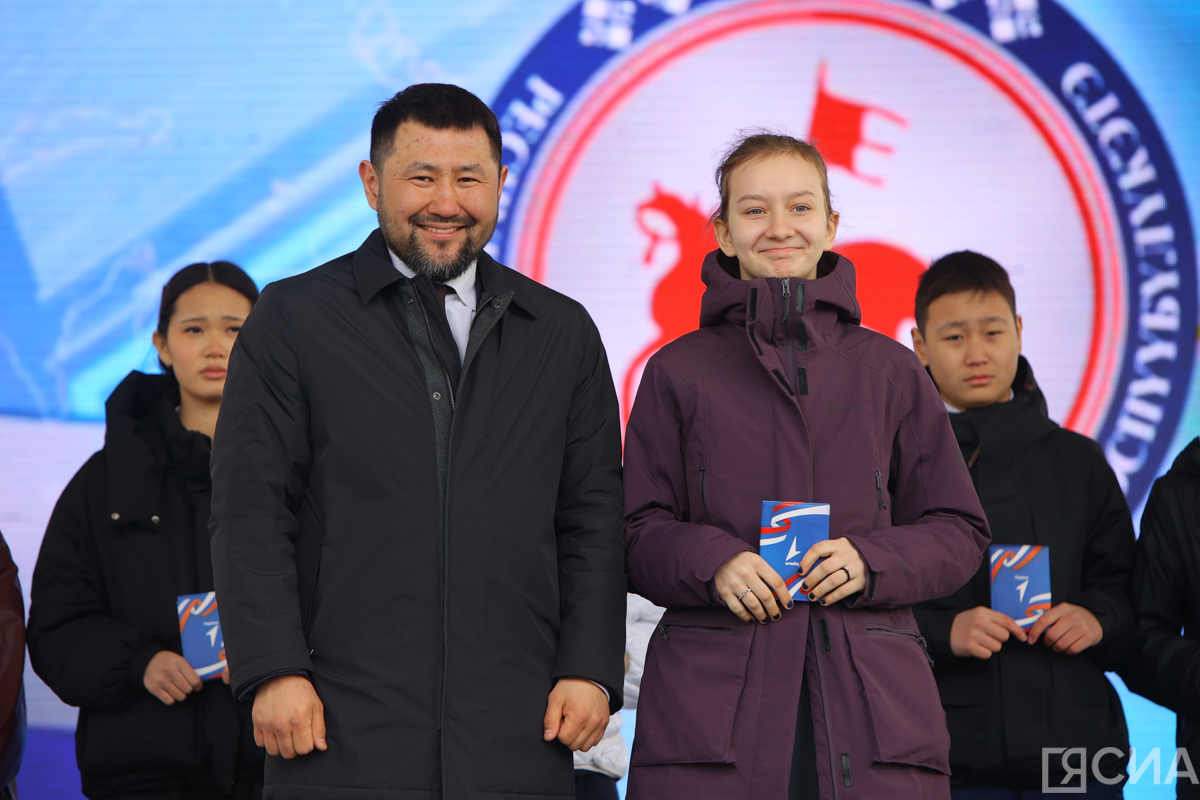 Отличившимся школьникам Якутска вручили паспорта в День республики