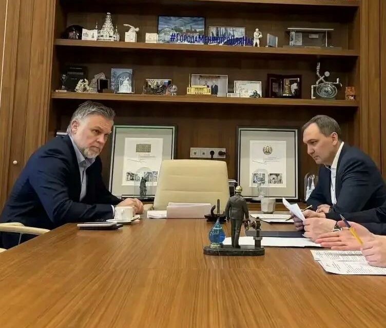 Кирилл Бычков и замминистра строительства и ЖКХ РФ Алексей Ересько обсудили реализацию федерального проекта