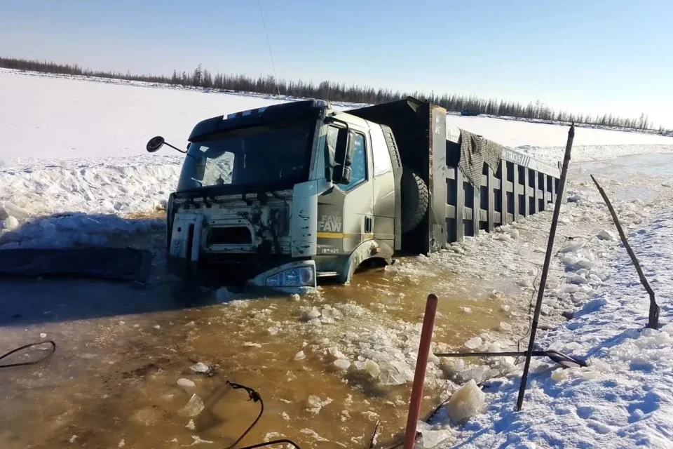 Большегруз провалился под лёд в Среднеколымском районе: результаты проверки Минэкологии