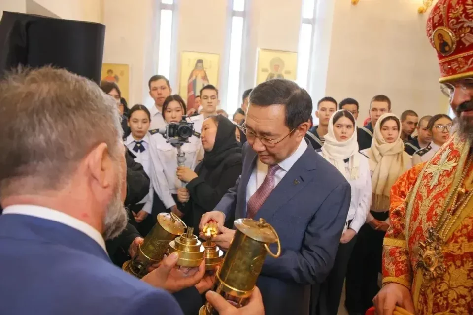 Айсен Николаев принял участие в церемонии встречи Благодатного огня в Якутии