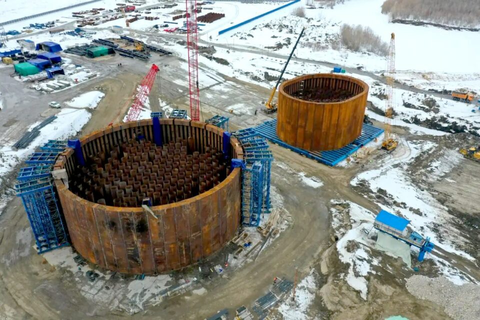 На стройке Ленского моста в Якутии собрали второй коффердам