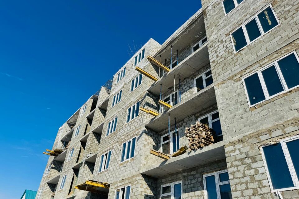 Садовников проверил строящиеся дома для переселенцев из аварийного жилья в Амге