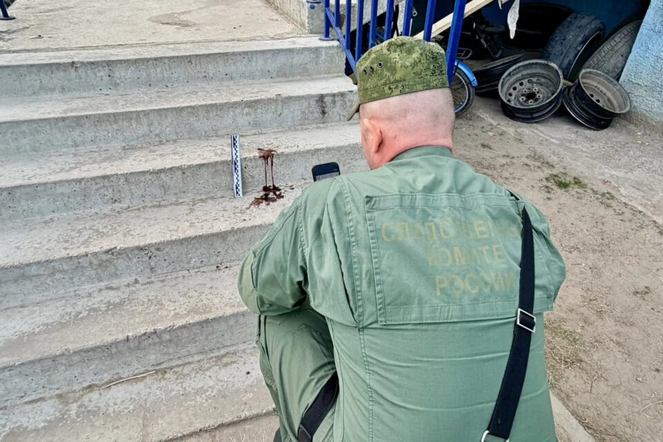 На глазах у прохожих и детей: в 203-м микрорайоне Якутска мужчина напал с ножом на сожительницу