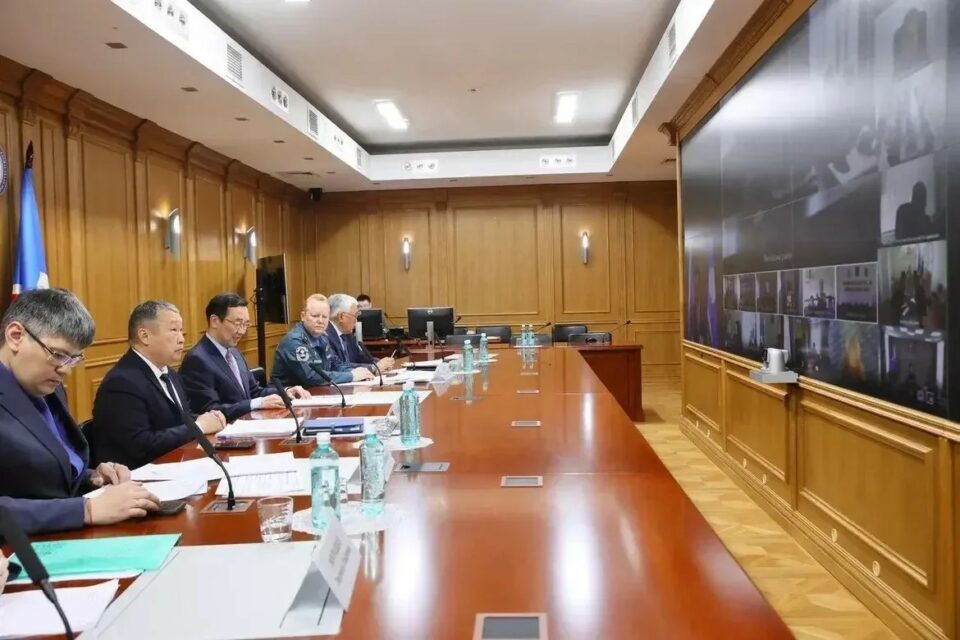 Глава Якутии поручил в кратчайшие сроки ликвидировать последствия половодья в населенных пунктах