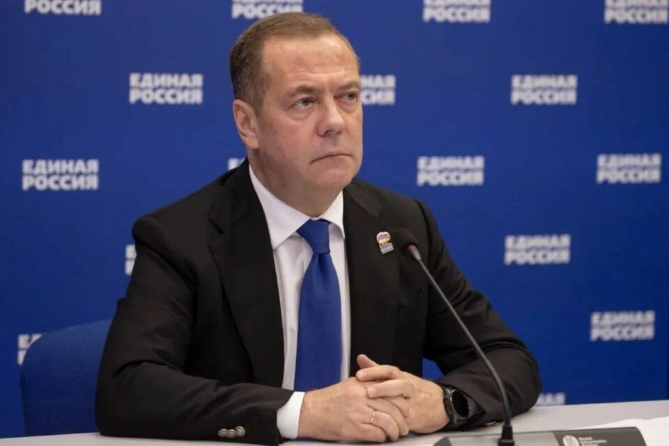 Дмитрий Медведев: «Попытки спрятать партийный политический статус будут жестко пресекаться»