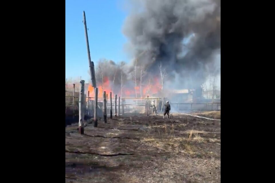 Видео. Три участка с постройками загорелись в Мархе