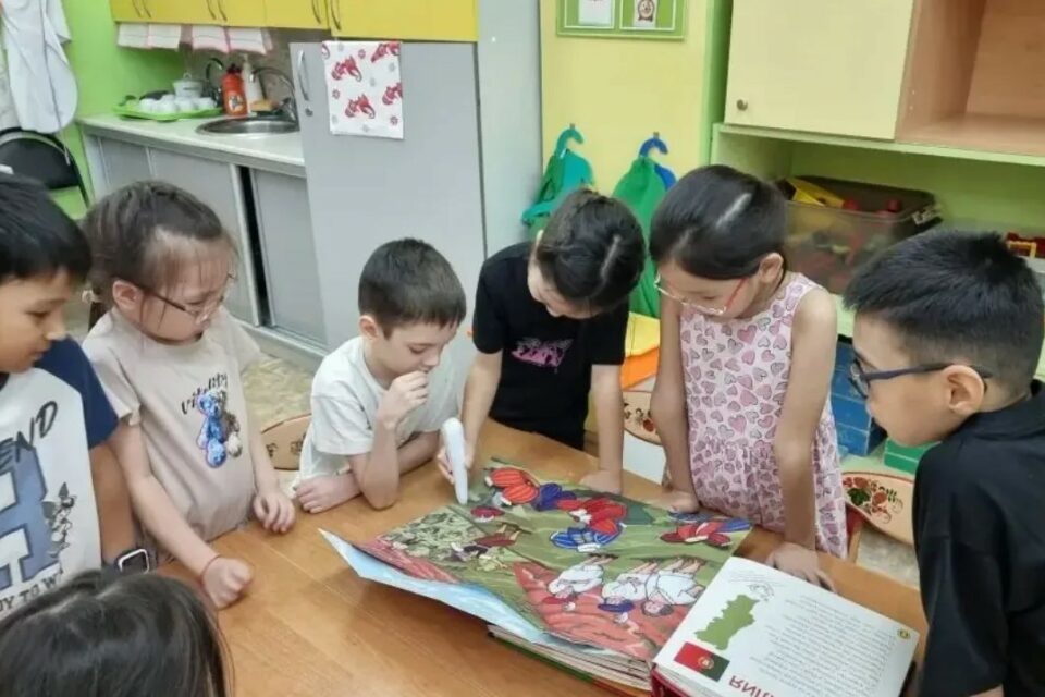 «Селигдар» передал специальные книги для слабовидящих детей в Якутске