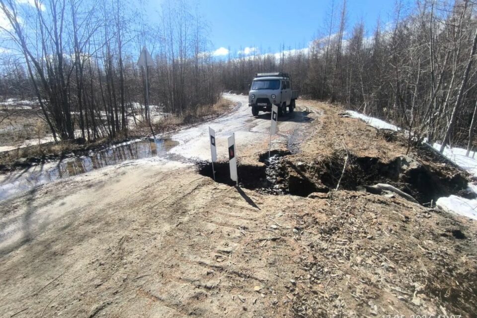 На двух региональных дорогах в Якутии затруднен проезд из-за воды