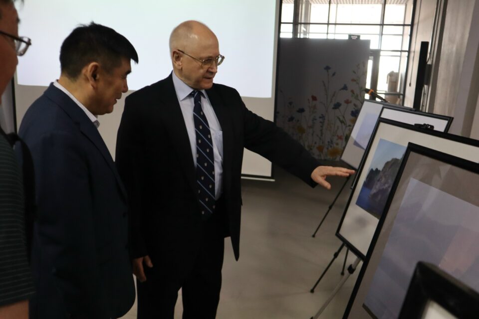 В Якутске открыли выставку фотографий чрезвычайного и полномочного посла РФ Антона Васильева