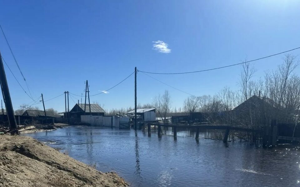 Вода зашла во дворы жилых домов в Кангалассах