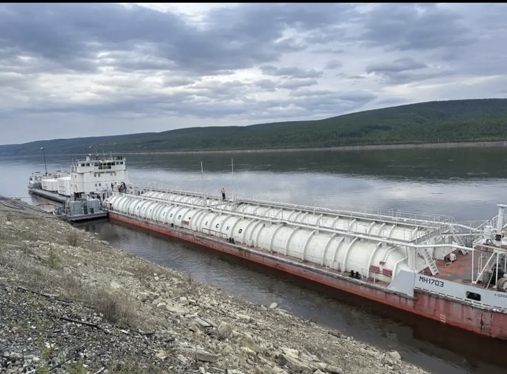 Ленская нефтебаза «Саханефтегазсбыта» начала прием первого танкера с топливом