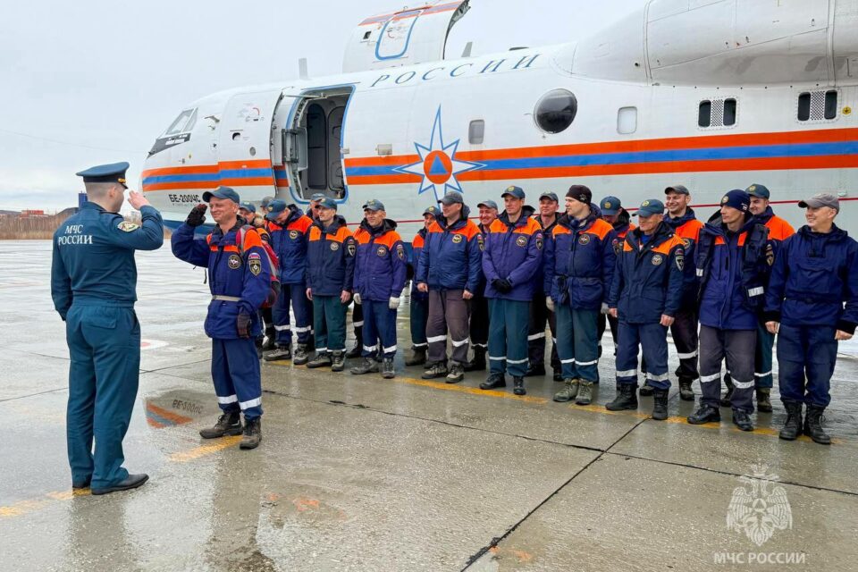 Хабаровские спасатели прибыли на помощь Якутии