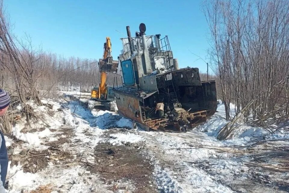 В Верхнеколымском районе убрали заброшенное судно и очистили прибрежную зону