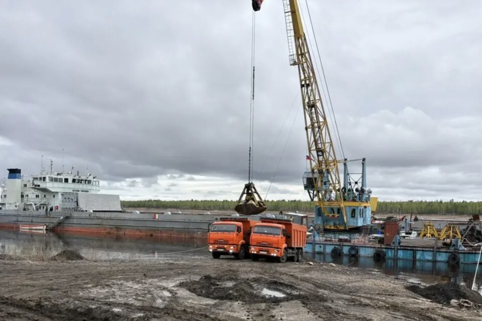 Первая партия угля доставлена по реке в Нюрбинский район