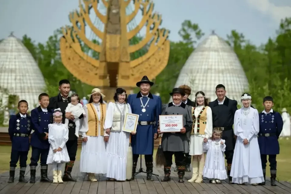 Лучшая сельская семья получила премию главы Якутии