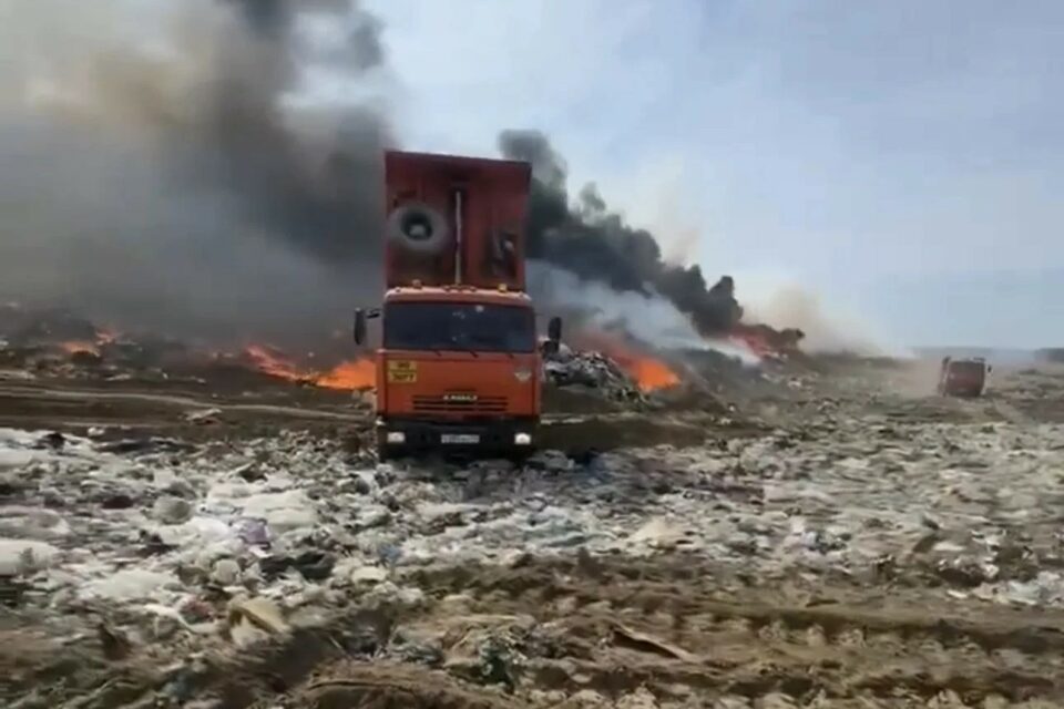 Пожар на свалке Якутска обещают потушить не раньше воскресенья