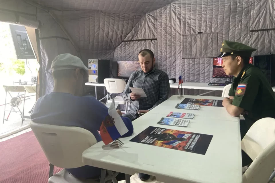В парке Якутска в выходные работал мобильный пункт отбора на контрактную службу