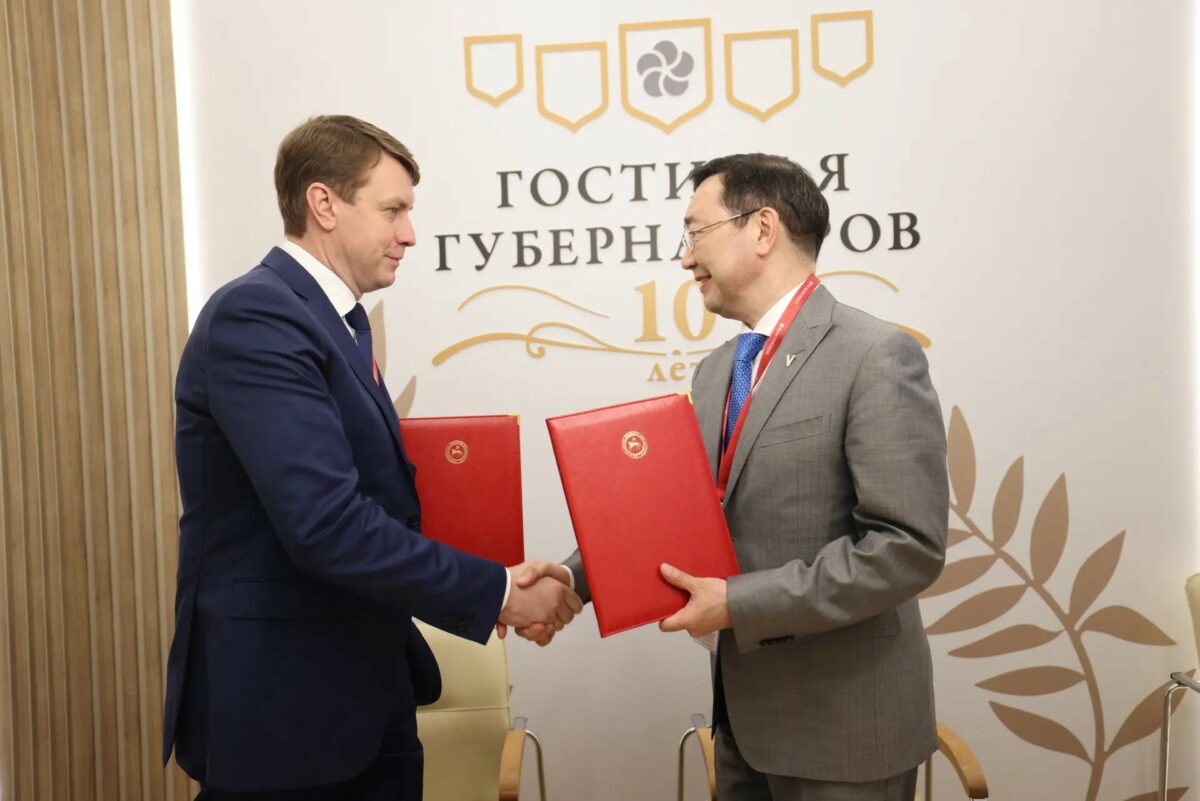 Глава Республики Саха (Якутия) Айсен Николаев и генеральный директор Фонда содействия инновациям Андрей Жижин/Фото Андрея Сорокина, ЯСИА