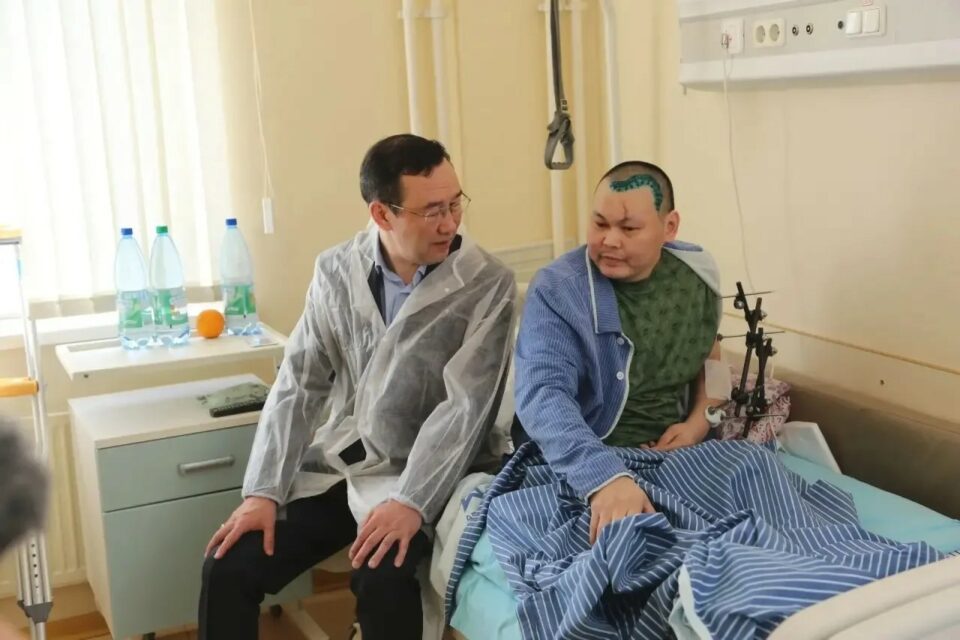 Айсен Николаев навестил раненых бойцов из Якутии в госпитале имени Вишневского