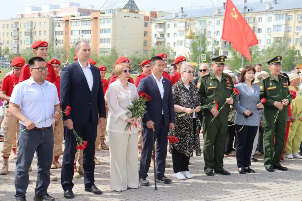 В День памяти и скорби в Якутске возложили цветы на площади Победы