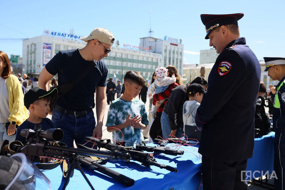 «Один день с полицией»: в Якутске развернули выставку вооружения и спецтехники