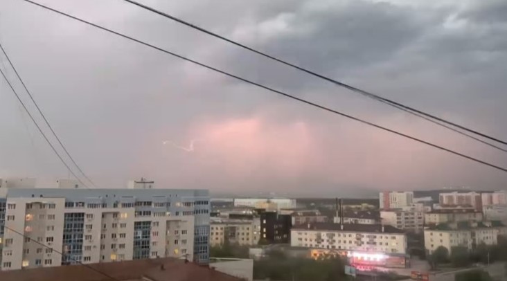 Энергетики восстанавливают электроснабжение в Якутске после сильного ветра
