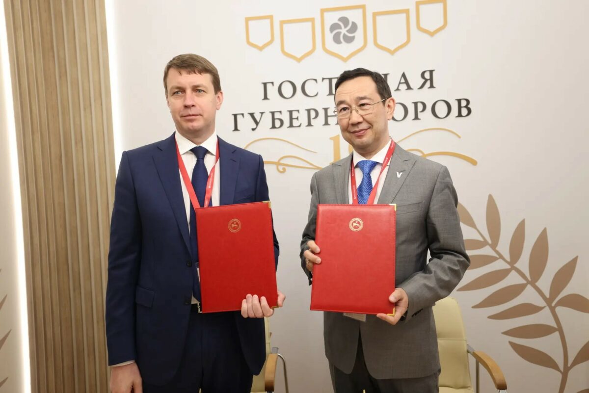 Глава Республики Саха (Якутия) Айсен Николаев и генеральный директор Фонда содействия инновациям Андрей Жижин/Фото Андрея Сорокина, ЯСИА