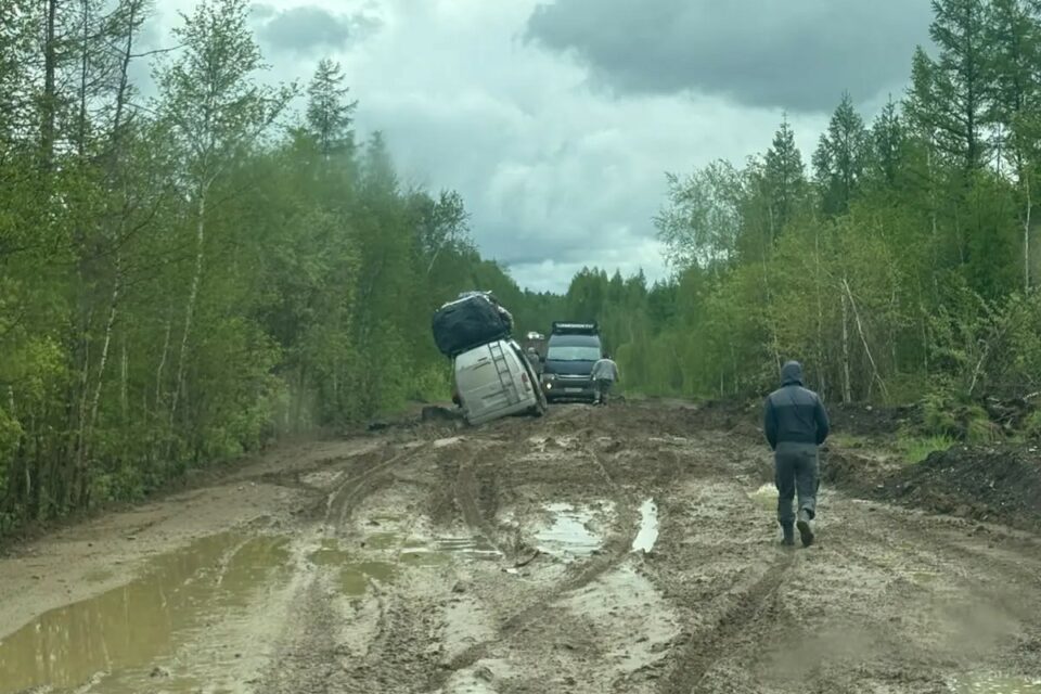Движение затруднено на участке трассы «Амга» из-за проливных дождей