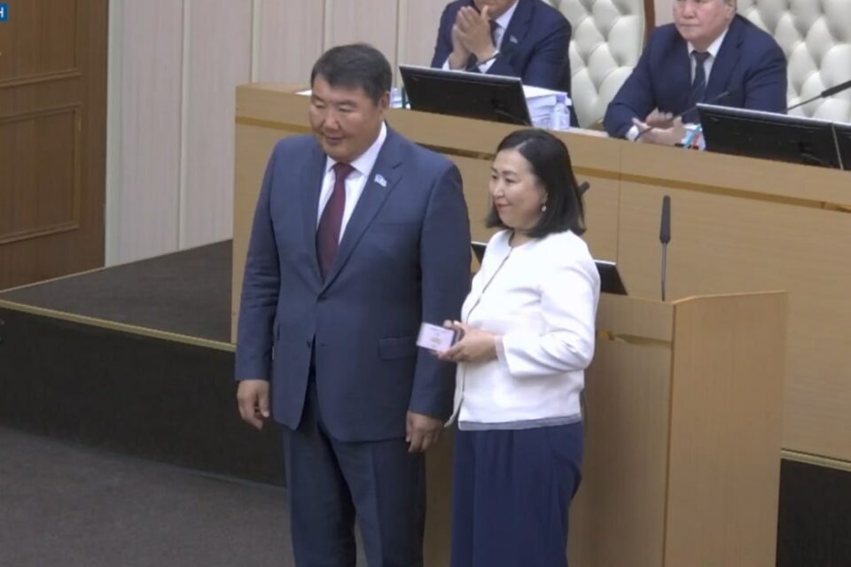 Татьяне Тымыровой вручили знак народного депутата на заседании Ил Тумэна