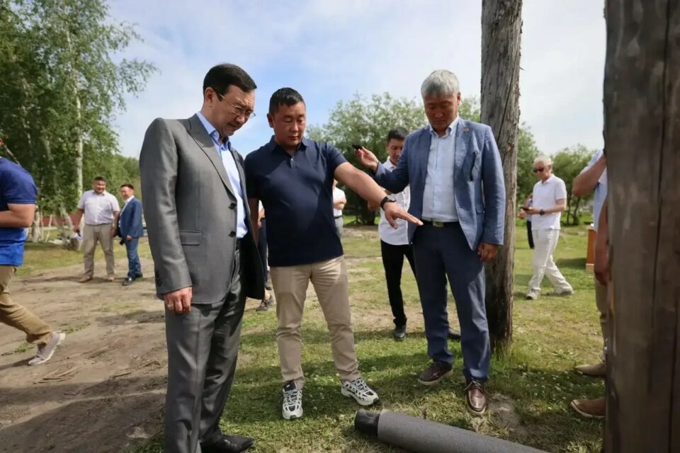 Айсен Николаев проверил ход газификации и строительство водопровода в Бердигестяхе