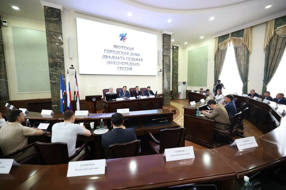 Депутаты приняли отставку главы Якутска Евгения Григорьева