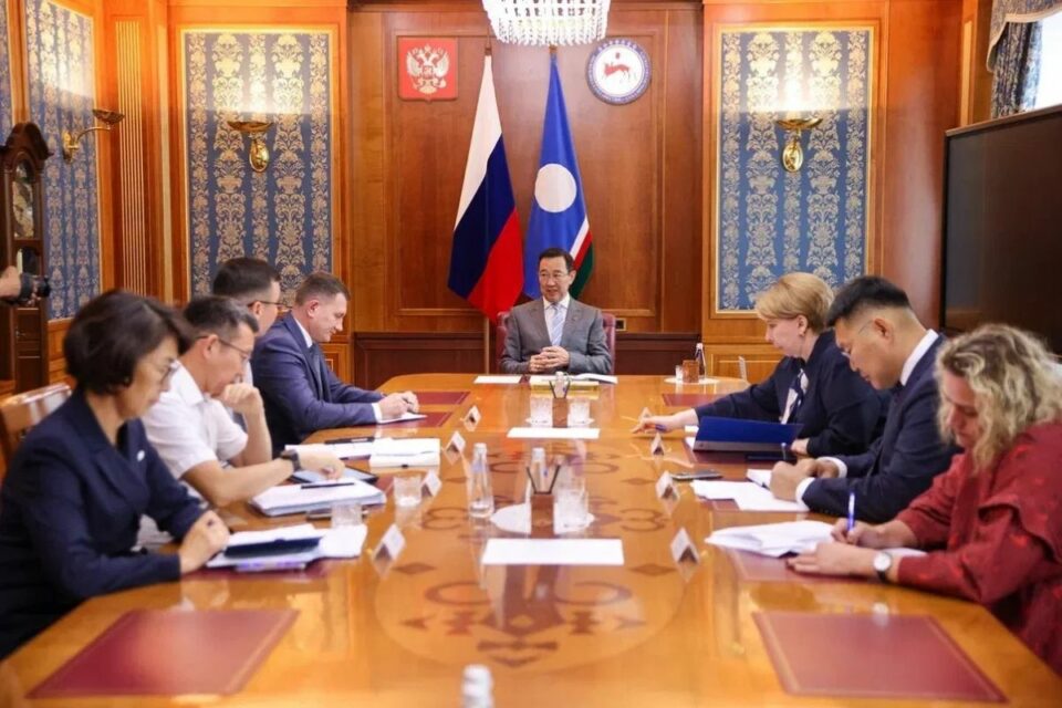 Сенокосная кампания, поддержка учителей, здравоохранение: глава Якутии провел планерное совещание