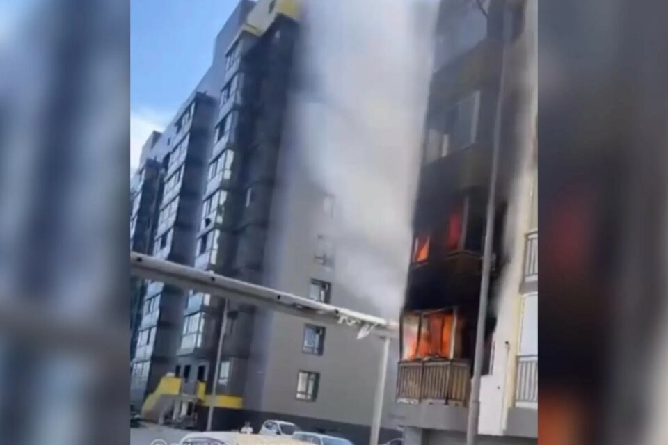 Видео: пожар в жилом доме в Якутске повредил два балкона