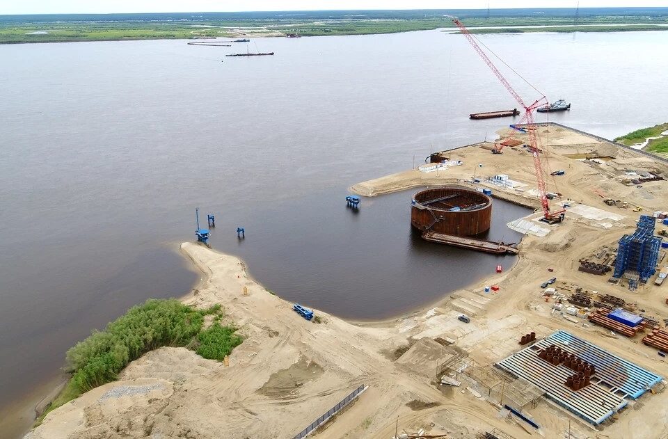 На правом берегу Лены установили свайные основания под пять опор будущего моста